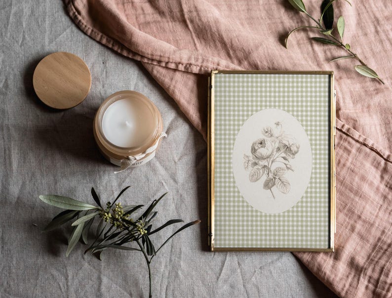 Pu&ograve; includere: Un'immagine incorniciata in oro con un motivo a quadri verdi e bianchi. L'immagine presenta un'illustrazione in bianco e nero di un bouquet di fiori su sfondo bianco.