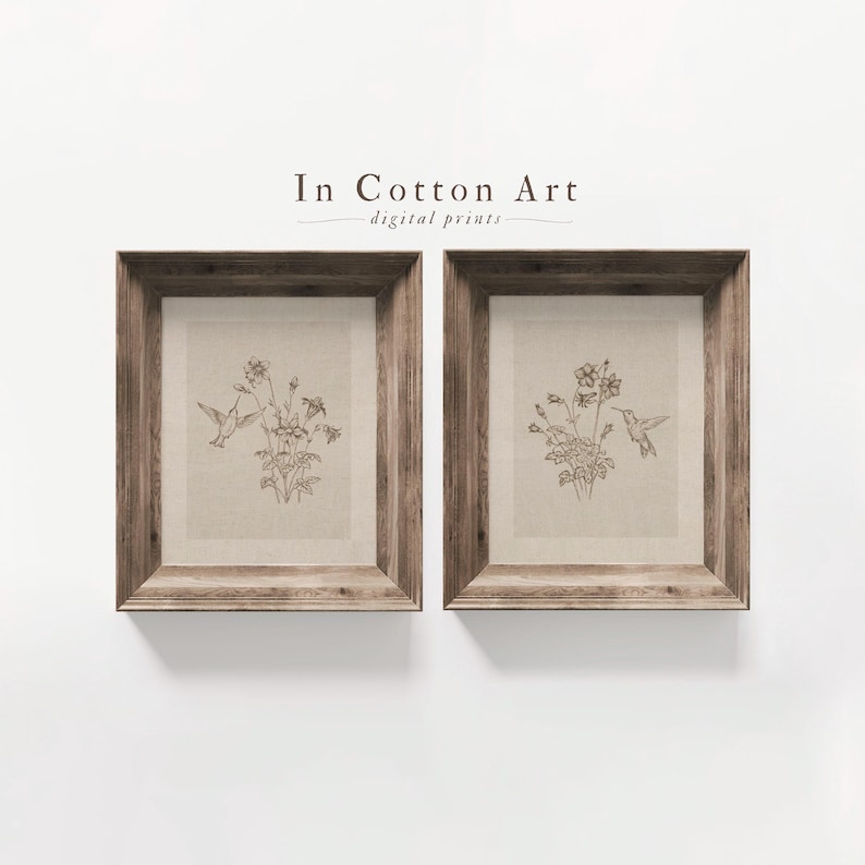 Puede incluir: Dos impresiones enmarcadas con ilustraciones bot&aacute;nicas. Cada impresi&oacute;n muestra un colibr&iacute; y un arreglo floral en tonos neutros. Los marcos son de madera marr&oacute;n claro r&uacute;stica. El texto "In Cotton Art" est&aacute; encima de las impresiones.