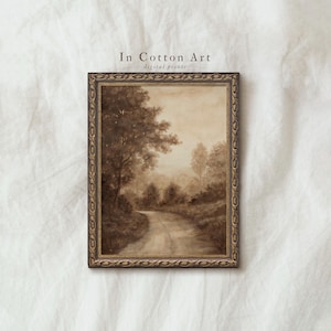 Op de afbeelding: Sepia-getinte ingelijste prent van een landelijk landschap met een kronkelende weg, bomen en een zachte, nevelige lucht. De lijst heeft een sierlijke, decoratieve rand. De tekst "In Cotton Art digital prints" is zichtbaar bovenaan.