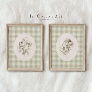 Puede incluir: Dos impresiones enmarcadas con un fondo de cuadros vichy. Cada impresión presenta una ilustración botánica en blanco y negro de una flor en un círculo. El texto "In Cotton Art - digital prints" está en la parte superior de la imagen.
