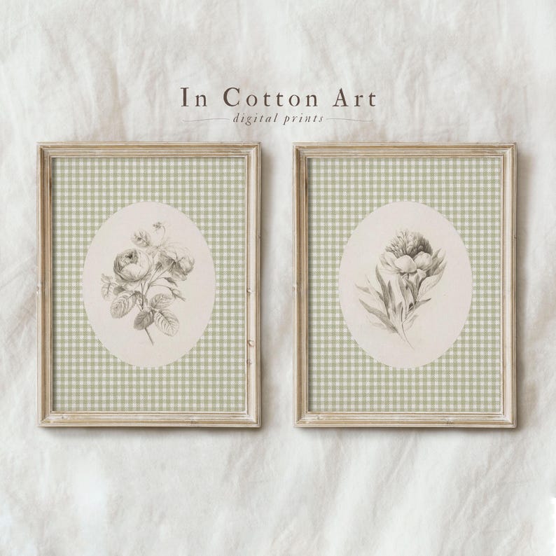 Pu&ograve; includere: Due stampe incorniciate con uno sfondo a quadri vichy. Ogni stampa presenta un'illustrazione botanica in bianco e nero di un fiore in un cerchio. Il testo "In Cotton Art - digital prints" &egrave; in alto nell'immagine.