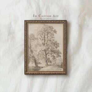 Puede incluir: Una impresión en blanco y negro enmarcada de dos árboles en un paisaje. La obra de arte está en un marco marrón decorativo. El texto "In Cotton Art digital prints" está en la parte superior de la imagen.