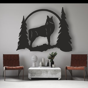 Könnte beinhalten: Schwarze Wandkunst aus Metall mit einem Wolf, der zum Mond heult, mit zwei Kiefern auf jeder Seite. Der Wolf ist vor dem Vollmond silhouettiert.
