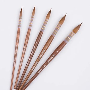 May include: Five paint brushes with wooden handles and gold accents. The brushes are labeled with the brand name "MU & HE ART" and the size of the brush. The brushes are arranged in a fan shape.