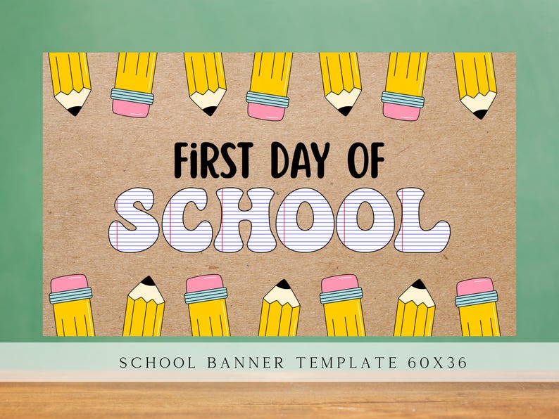 K&ouml;nnte beinhalten: Schulbanner-Vorlage mit braunem Hintergrund und dem Text "FIRST DAY OF SCHOOL". Gelbe Bleistifte mit rosa Radiergummis und schwarzen Spitzen s&auml;umen die Ober- und Unterseite. Das Banner misst 152 x 91 cm.