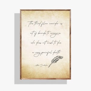 Può includere: Una stampa in stile vintage con una citazione della serie Harry Potter di J.K. Rowling. La citazione recita: "Il corridoio del terzo piano è fuori dai limiti per tutti coloro che non desiderano morire una morte molto dolorosa." La citazione è scritta in corsivo con un'illustrazione di penna.