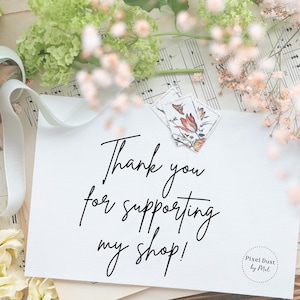 K&ouml;nnte beinhalten: Eine wei&szlig;e Karte mit dem Text "Thank you for supporting my shop!" in eleganter Schrift. Die Karte ist umgeben von Blumenarrangements, Vintage-Notenbl&auml;ttern und dekorativen Elementen, die eine weiche, einladende &Auml;sthetik schaffen.