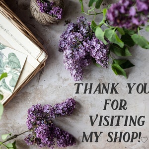 Puede incluir: Una imagen de plano con un mensaje de agradecimiento por visitar la tienda. La imagen presenta una cesta de partituras musicales vintage, flores de lila p&uacute;rpura y un par de tijeras de jard&iacute;n negras.