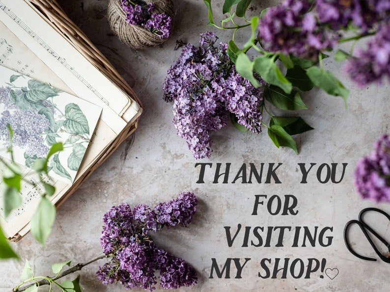 Puede incluir: Una imagen de plano con un mensaje de agradecimiento por visitar la tienda. La imagen presenta una cesta de partituras musicales vintage, flores de lila p&uacute;rpura y un par de tijeras de jard&iacute;n negras.