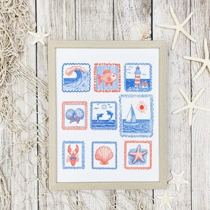 ¡Póster imprimible digital de moda para el hogar con sellos postales de playa costera vintage que puedes descargar digitalmente e imprimir al instante!