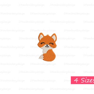 Pode incluir: Uma raposa laranja fofa com olhos brancos e um sorriso branco, sentada com o rabo enrolado em torno do seu corpo. A raposa é bordada em um fundo branco.