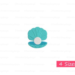 Puede incluir: Una concha de color turquesa con una perla blanca en el centro. La concha está abierta, revelando la perla. La imagen también incluye el texto "4 Sizes" en un rectángulo rosa, sugiriendo diferentes opciones de tamaño.