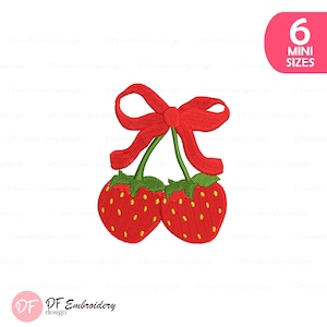 Może przedstawiać: Haftowany wzór dwóch czerwonych truskawek z zielonymi łodygami i liśćmi, związane czerwoną kokardą. Truskawki mają żółte nasiona. Obraz zawiera tekst "6 MINI SIZES" i logo "DF Embroidery design".