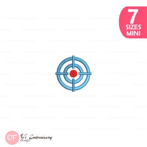 Puede incluir: Un diseño de bordado que presenta un objetivo circular azul con un punto central rojo sólido. El gráfico incluye un rectángulo rosa con esquinas redondeadas en la esquina superior derecha con el texto blanco 7 SIZES MINI y un logo abajo a la izquierda.