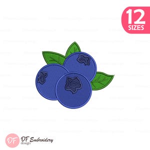 Könnte beinhalten: Ein Stickmuster mit drei runden blauen Heidelbeeren mit dunkelblauen Zentren und grünen Blättern. Ein rosafarbenes rechteckiges Etikett in der oberen rechten Ecke zeigt den weißen Text 12 SIZES. Das Logo DF Embroidery design befindet sich unten.