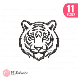 Puede incluir: Un diseño de bordado a máquina en blanco y negro que muestra una cabeza de tigre estilizada con contornos gruesos y rayas faciales intrincadas. El gráfico está centrado sobre un fondo blanco con una etiqueta rosa que indica 11 SIZES.