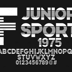 Peut inclure: Une police de caractères blanche avec le texte "Junior Sport 1975" dans un style rétro. L'alphabet et les chiffres sont également inclus dans la conception.