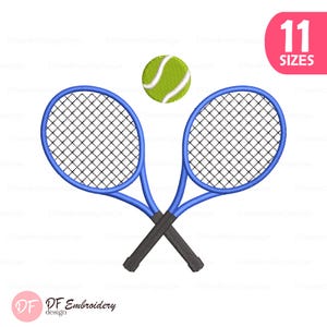 Peut inclure: Illustration de deux raquettes de tennis bleues croisées avec une balle de tennis verte au-dessus. Les raquettes ont un filet noir et des manches gris foncé. Un ovale rose à droite indique "11 TAILLES". Le logo "DF Embroidery design" est en bas à gauche.