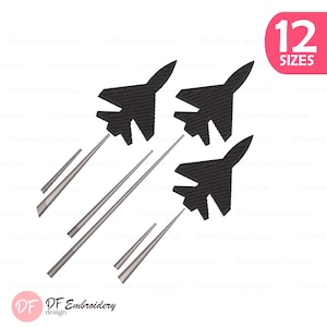 Puede incluir: Diseños de aviones de combate negros bordados con estelas de escape plateadas. La imagen incluye el texto "12 SIZES" en un círculo rosa. El logotipo de DF Embroidery design está en la esquina inferior izquierda.