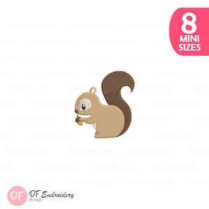 Peut inclure: Motif de broderie de style dessin animé représentant un écureuil tenant un gland. L'écureuil est brun clair avec une queue marron foncé. Le design comprend le texte "8 MINI SIZES" dans un ovale rose.