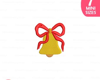 Puede incluir: Un diseño de bordado de una campana amarilla con un lazo rojo. La imagen incluye el texto "7 MINI SIZES" en un cuadro rosa. El logotipo "DF Embroidery design" está en la esquina inferior izquierda.
