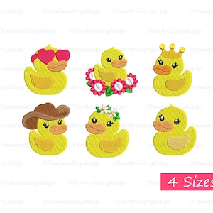 Pode incluir: Seis desenhos bordados de patos de borracha amarelos com diferentes acessórios. Os patos usam óculos de sol, um chapéu de cowboy, uma coroa de flores, uma coroa e dois são lisos. Os desenhos estão disponíveis em quatro tamanhos.