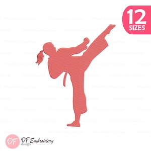 Può includere: Un disegno ricamato color corallo di una persona che esegue un calcio alto in uniforme da karate. Il disegno include il testo "12 SIZES" in un ovale rosa. Il logo "DF Embroidery design" si trova in basso a sinistra.