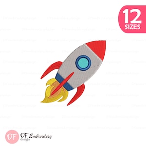 Può includere: Un design colorato di un razzo con alette e naso rosse, un oblò blu e fiammate gialle. L'immagine include il testo "12 MISURE" in un cerchio rosa e il logo "DF Embroidery design".