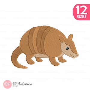 Puede incluir: Un diseño de bordado de armadillo con un caparazón segmentado en tonos bronceado y marrón, una cola curva y una cabeza marrón claro con un ojo negro. Incluye un gráfico rosa en la esquina con el texto blanco 12 SIZES y el logo DF Embroidery design.