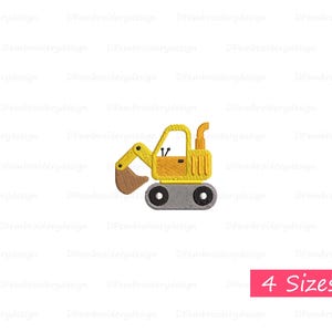 Könnte beinhalten: Stickmuster einer gelben und braunen Baggermaschine. Der Bagger hat einen Löffel, eine Kabine und einen Schornstein. Das Design befindet sich auf einer grauen Basis mit schwarzen Rädern. Der Text "4 Sizes" steht in einem rosa Rechteck.