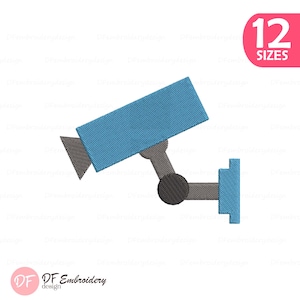 Puede incluir: Un diseño de bordado de una cámara de seguridad azul con un brazo de montaje y base gris. La cámara presenta un cuerpo rectangular y una lente cónica. Un rectángulo rosa redondeado en la esquina superior derecha muestra el texto blanco 12 SIZES.