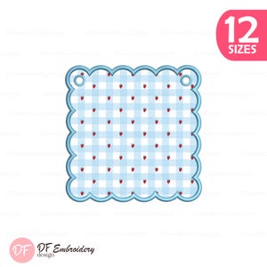 Pode incluir: Um design quadrado com um padrão xadrez vichy azul claro com detalhes de morangos vermelhos e uma borda ondulada. O design inclui dois pequenos orifícios na parte superior e o texto "12 SIZES" em uma caixa rosa. O logotipo DF Embroidery está na parte inferior.
