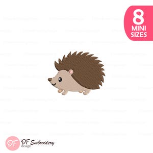 Puede incluir: Un diseño bordado de un erizo de dibujos animados con púas marrones, un cuerpo beige y una oreja rosa. El diseño está sobre un fondo blanco. La imagen incluye el texto "8 Mini Sizes" en un óvalo rosa y el logotipo "DF Embroidery design".