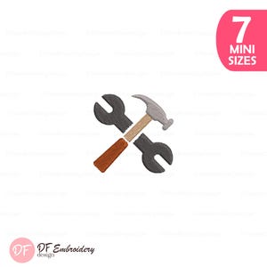 Pode incluir: Um design bordado com uma chave inglesa e um martelo cruzados, em tons de cinza, marrom e bege. O design inclui o texto "7 MINI SIZES" em um retângulo rosa arredondado. O logotipo "DF Embroidery design" está na parte inferior.