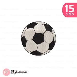 Pode incluir: Um desenho de bola de futebol com pentágonos e hexágonos pretos e brancos. A imagem inclui o texto "15 SIZES" num círculo rosa e o logótipo "DF Embroidery design".