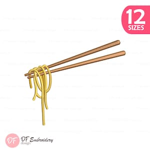 Può includere: Illustrazione digitale di bacchette che tengono spaghetti gialli. Le bacchette sono marroni e gli spaghetti sono di un giallo brillante. Un cerchio rosa con la scritta "12 TAGLIE" si trova in alto a destra. Il logo DF Embroidery design è in basso a sinistra.