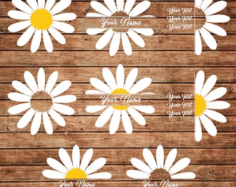 Può includere: Set di sei file di taglio SVG di margherite. Ogni margherita ha un contorno bianco con un centro giallo. Alcune margherite hanno uno spazio per il testo, mentre altre hanno uno spazio per un nome. Il testo recita "Your Name" e "Your Text".