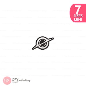 Puede incluir: Un diseño de bordado que presenta un centro circular negro rodeado por un anillo blanco y una banda blanca diagonal. El diseño incluye un gráfico de esquina rosa con el texto 7 SIZES MINI y un logotipo con el texto DF Embroidery design.