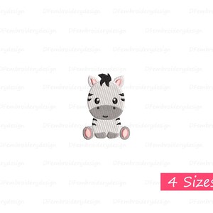 Pode incluir: Design bordado de uma zebra de desenho animado em posição sentada. A zebra tem um corpo branco com listras pretas, um rosto cinza e pés rosa. O texto "4 Sizes" está em um retângulo rosa.