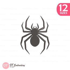 Puede incluir: Un diseño de bordado a máquina de color gris oscuro de una araña con un cuerpo texturizado y cosido y ocho patas largas y curvas. El diseño está centrado sobre un fondo liso, con una insignia rosa en la esquina que muestra el texto 12 SIZES en blanco.