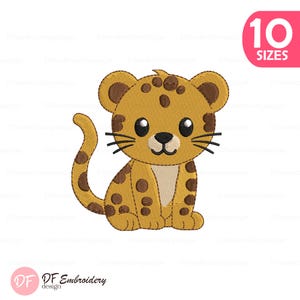Op de afbeelding: Geborduurd luipaardontwerp in cartoonstijl, met een bruin lichaam, bruine vlekken en zwarte snorharen. Het ontwerp bevat de tekst "10 SIZES" in een roze vak. Het logo "DF Embroidery design" is zichtbaar.