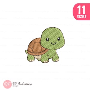 Pode incluir: Design bordado de uma tartaruga de desenho animado com cabeça e membros verdes, carapaça castanha e rosto sorridente. A imagem inclui o texto "11 SIZES" num oval rosa e o logótipo "DF Embroidery design".