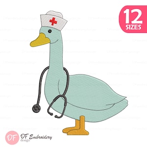 Puede incluir: Ilustración de dibujos animados de un ganso con gorro de enfermera con una cruz roja y un estetoscopio. El ganso es de color azul claro con pico y patas amarillas. Un círculo rosa con el texto "DF Embroidery design" está en la esquina inferior izquierda, y un rectángulo rosa con el texto "12 SIZES" está en la parte superior derecha.
