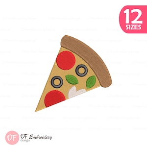 Puede incluir: Diseño de bordado de una porción de pizza con corteza marrón, pepperoni rojo, aceitunas negras, albahaca verde y champiñones blancos. El diseño incluye el texto "12 SIZES" en un círculo rosa y el logotipo "DF Embroidery design".