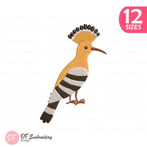 Può includere: Un disegno per ricamo di un'upupa con una cresta color marrone chiaro con punte marrone scuro, un becco lungo e sottile e un corpo con ali e coda a strisce color marrone chiaro, bianco e marrone scuro. Un badge rosa mostra il testo 12 SIZES in bianco.