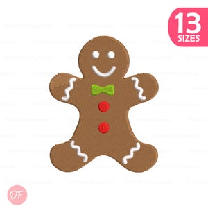 Puede incluir: Un hombre de jengibre marrón con pajarita verde y botones rojos. Detalles de glaseado blanco adornan los brazos y las piernas. La imagen incluye el texto "13 SIZES" en un círculo rosa.