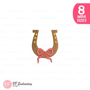 Puede incluir: Un diseño de bordado de herradura marrón con detalles amarillos y un lazo rosa. El diseño incluye el texto "8 MINI SIZES" en un círculo rosa. El logotipo de DF Embroidery está en la parte inferior.
