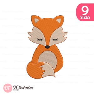 Peut inclure: Un motif brodé d'un renard de dessin animé dans des tons orange, beige et marron. Le renard est assis, les yeux fermés. L'image comprend le texte "9 TAILLES" dans un encadré rose et le logo DF Embroidery design.