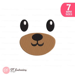 Könnte beinhalten: Ein gesticktes Bärengesicht-Design mit schwarzen ovalen Augen, einer braunen Schnauze und einer schwarzen Nase und Mund. Das Design enthält den Text "7 MINI SIZES" in einem rosa abgerundeten Rechteck. Das Logo "DF Embroidery design" befindet sich unten.