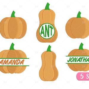 Puede incluir: Cinco diseños de bordado diferentes con calabazas y calabacines con texto personalizado. Los diseños incluyen una calabaza con el texto "AMANDA", una calabaza con el texto "ANT", una calabaza con el texto "JONATHAN" y otras dos calabazas.